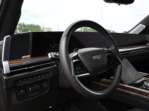Certified 2026 Cadillac Escalade ESV Platinum Sport w/ LPO, ONYX Package AWD/4WD image 16