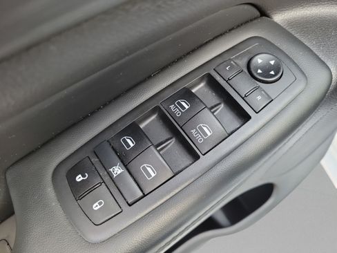 Used 2021 Jeep Grand Cherokee Laredo X AWD/4WD image 13