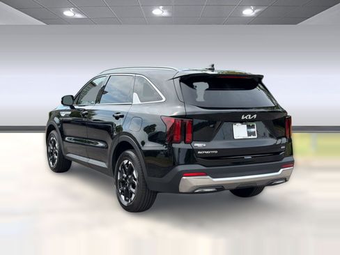 Used 2024 Kia Sorento S AWD/4WD image 3