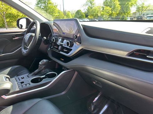Used 2024 Toyota Highlander XLE AWD/4WD image 22