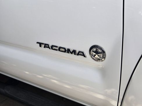 Used 2015 Toyota Tacoma PreRunner w/ SR5 Package RWD image 9