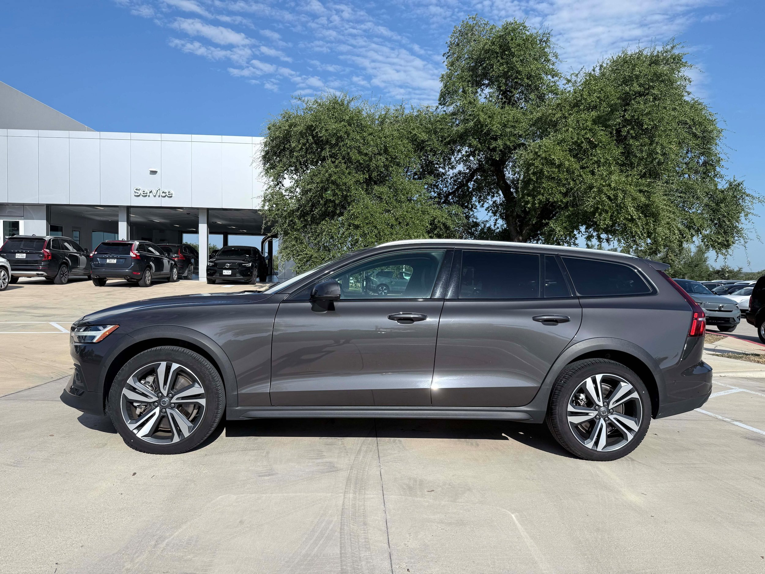 Certified 2025 Volvo V60 B5 Cross Country Plus AWD/4WD image 3