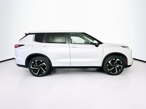 Used 2024 Mitsubishi Outlander SE image 10