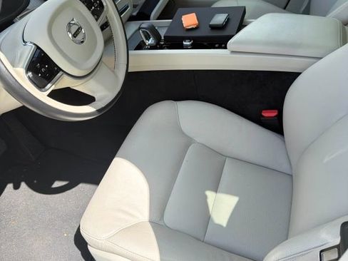 Used 2023 Volvo XC60 B5 Plus image 5