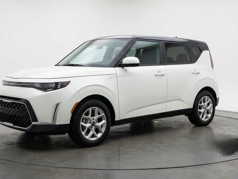 Used 2025 Kia Soul LX w/ LX Technology Package FWD image 3