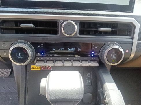 Used 2025 Toyota 4Runner Limited AWD/4WD image 23