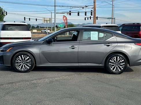 Used 2025 Nissan Altima 2.5 SV FWD image 8