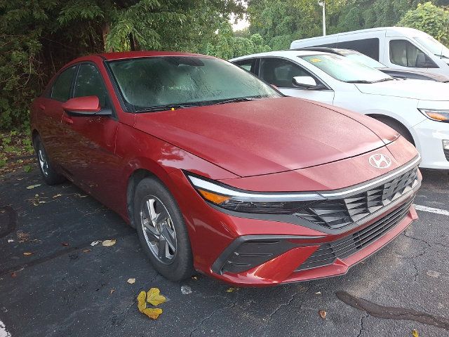 Used 2025 Hyundai Elantra SE FWD image 3