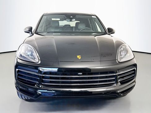 Used 2023 Porsche Cayenne Platinum Edition image 2