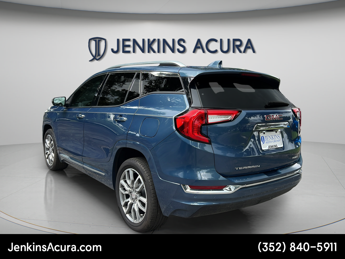Used 2024 GMC Terrain Denali w/ Denali Premium Package AWD/4WD image 5