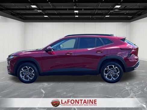 Used 2025 Chevrolet Trax LT w/ LT Convenience Package FWD image 2