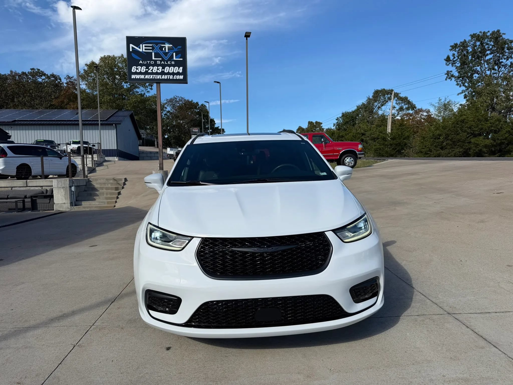 Used 2022 Chrysler Pacifica Touring-L w/ Uconnect Theater Family Group AWD/4WD image 4