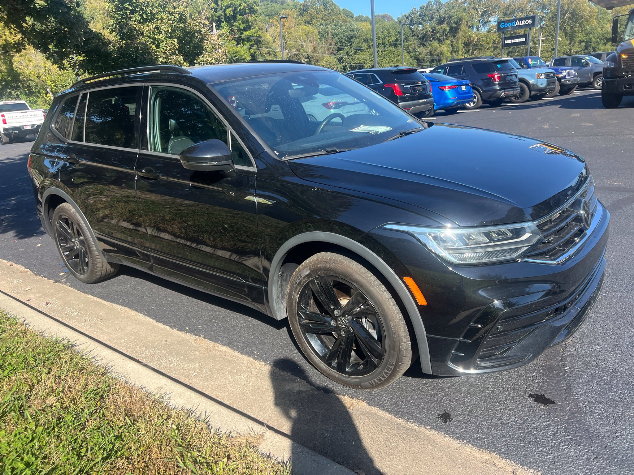 Used 2023 Volkswagen Tiguan SE R-Line AWD/4WD image 3