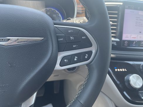 Used 2023 Chrysler Pacifica Limited FWD image 20