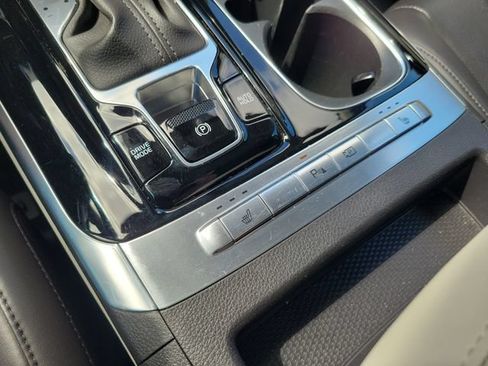 Certified 2024 Kia Carnival EX FWD image 27
