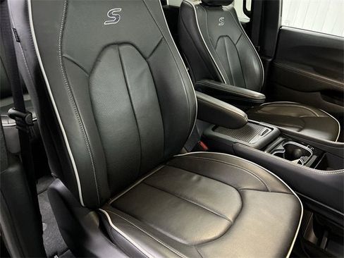 Used 2025 Chrysler Pacifica Limited w/ Trailer Tow Group image 29