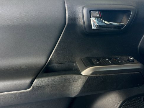 Used 2017 Toyota Tacoma TRD Off-Road image 10