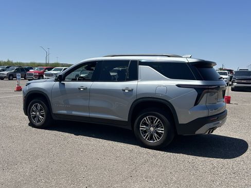 Used 2025 Chevrolet Traverse LT FWD image 3