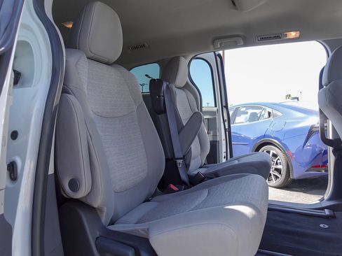 Used 2024 Toyota Sienna LE FWD image 14