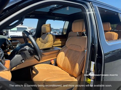 Used 2022 Jeep Grand Wagoneer Series III AWD/4WD image 6