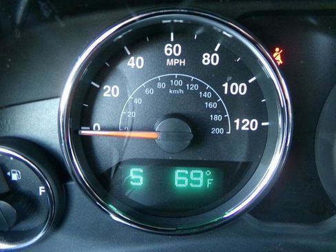 Used 2017 Jeep Wrangler Unlimited Sahara image 16