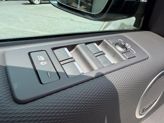 Used 2024 Land Rover Discovery Dynamic SE AWD/4WD image 22