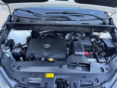 Used 2017 Toyota Highlander Limited w/ Carpet Mat Package image 9