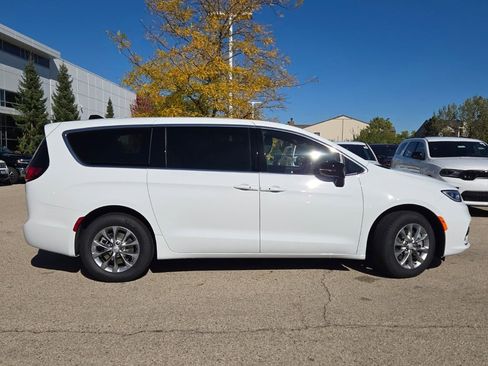 New 2026 Chrysler Pacifica Select image 6