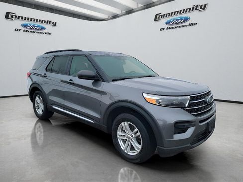 Used 2022 Ford Explorer XLT image 3