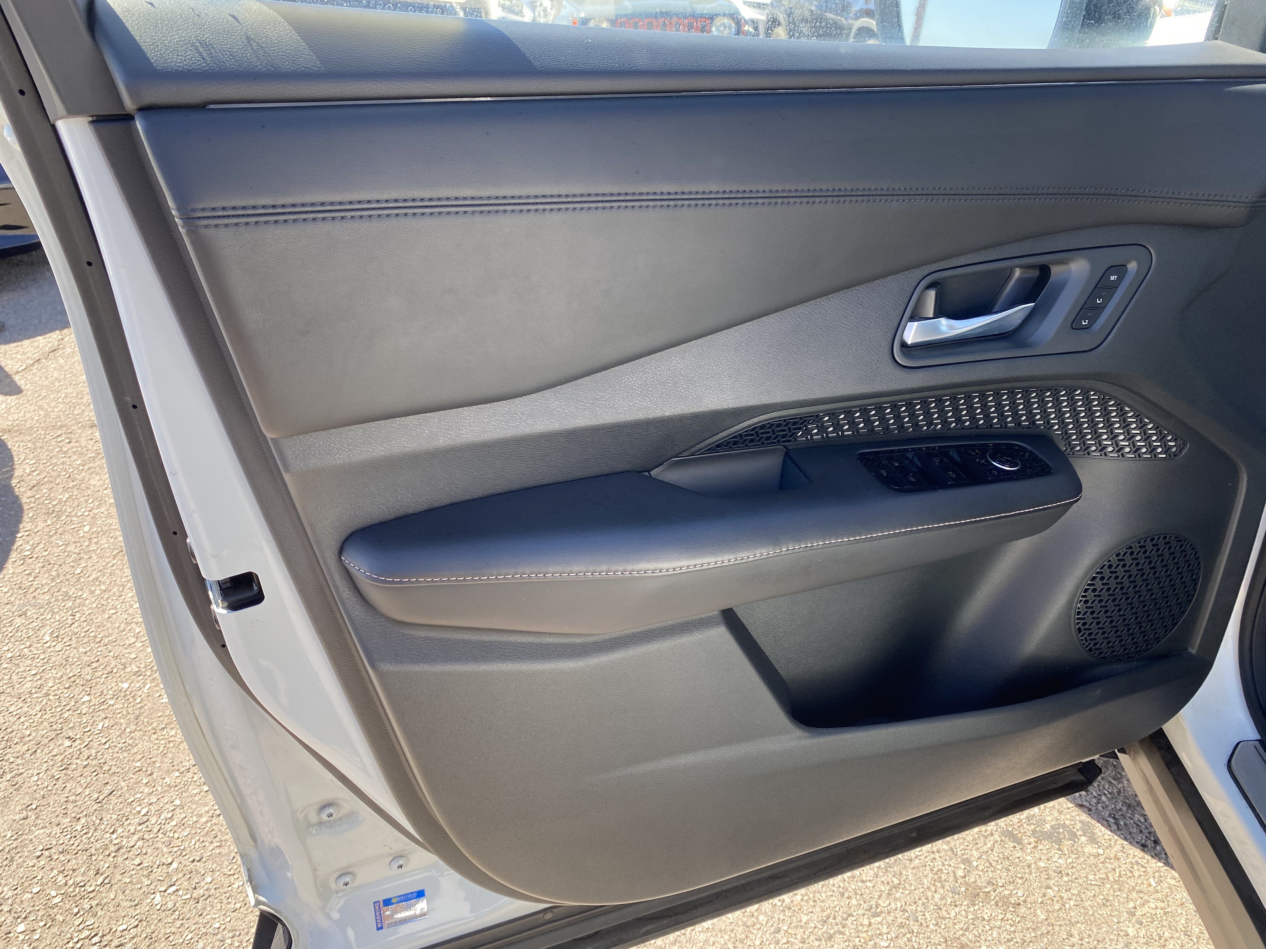 Used 2023 Nissan Ariya FWD image 14