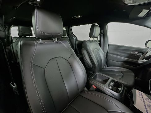 Used 2025 Chrysler Voyager LX image 27