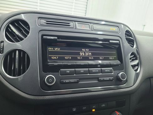 Used 2014 Volkswagen Tiguan S image 32
