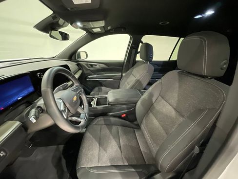 Used 2025 Chevrolet Traverse LT AWD/4WD image 3