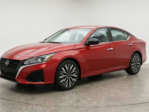 Used 2025 Nissan Altima 2.5 SV image 3