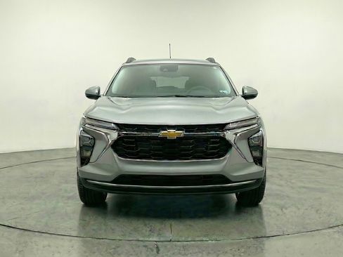 Used 2025 Chevrolet Trax LT FWD image 2