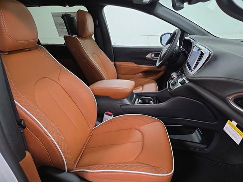 New 2026 Chrysler Pacifica Pinnacle image 17