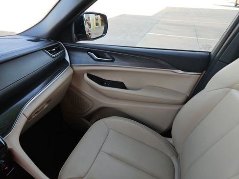 Used 2024 Jeep Grand Cherokee Limited image 19