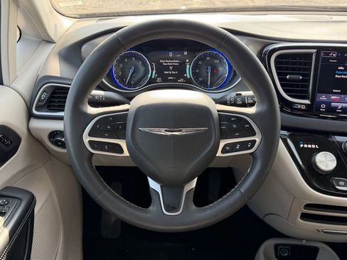 Used 2023 Chrysler Pacifica Touring-L image 18