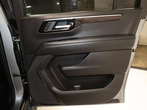 Used 2025 Chevrolet Suburban Z71 AWD/4WD image 19