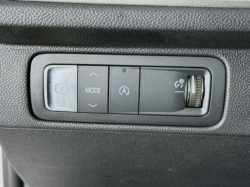 Used 2025 Chevrolet Traverse LT image 17