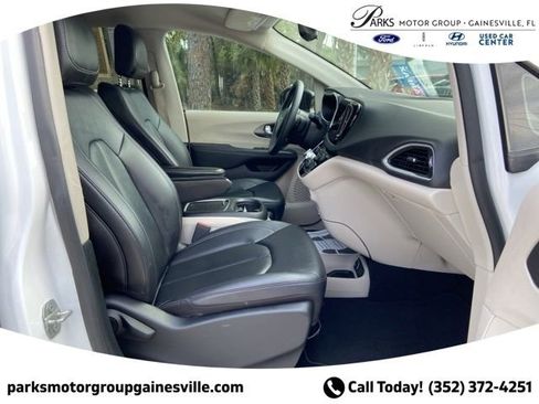 Used 2024 Chrysler Pacifica Touring-L FWD image 16