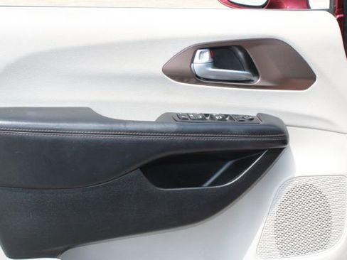 Used 2018 Chrysler Pacifica Touring-L FWD image 7