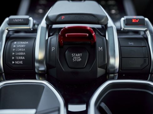 Used 2025 Lamborghini Urus SE image 67