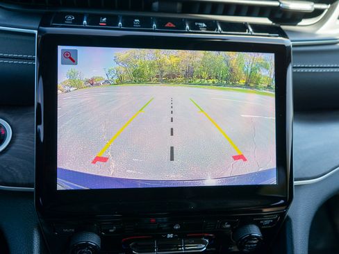 Used 2023 Jeep Grand Cherokee Limited w/ Trailer Tow Prep Group (B) AWD/4WD image 19