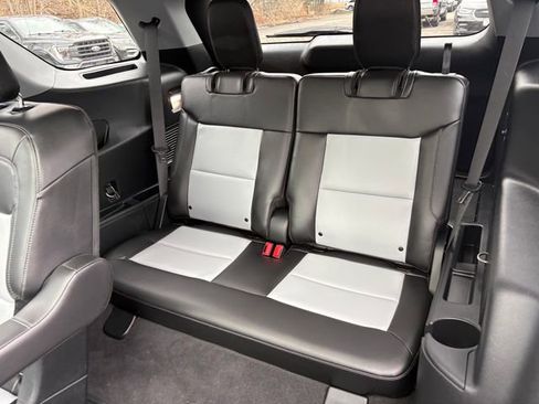Used 2022 Ford Explorer XLT w/ Equipment Group 202A image 7
