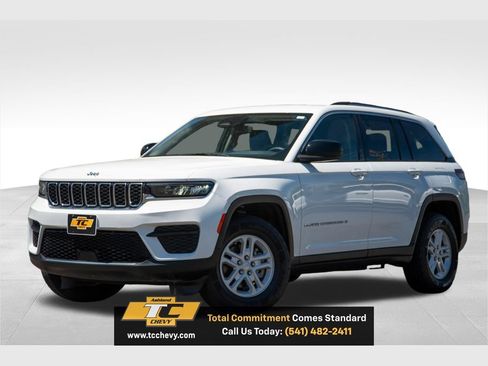 Used 2023 Jeep Grand Cherokee Laredo AWD/4WD image 1