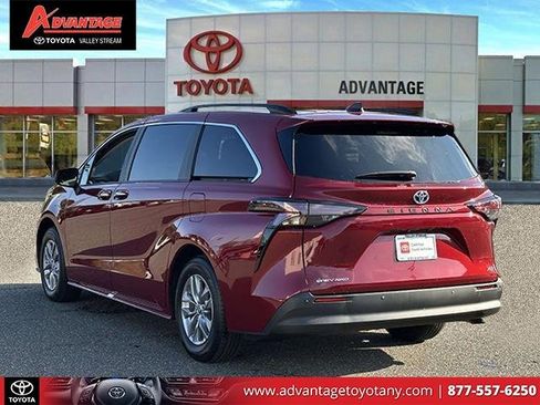 Used 2025 Toyota Sienna XLE image 10
