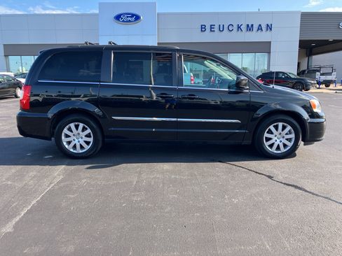 Used 2016 Chrysler Town & Country Touring FWD image 8