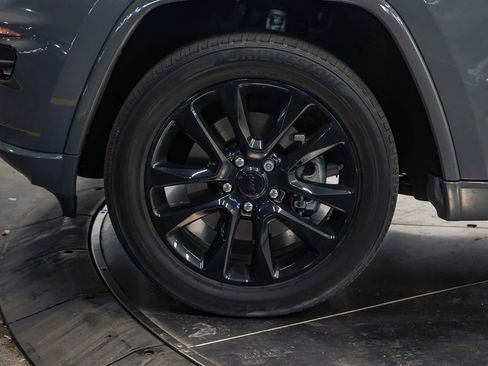 Used 2022 Jeep Grand Cherokee Laredo X image 9