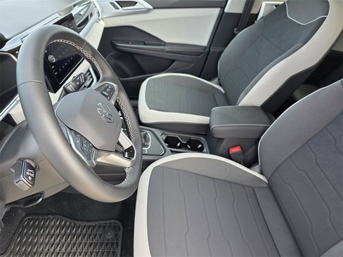 New 2025 Volkswagen Taos SE image 9